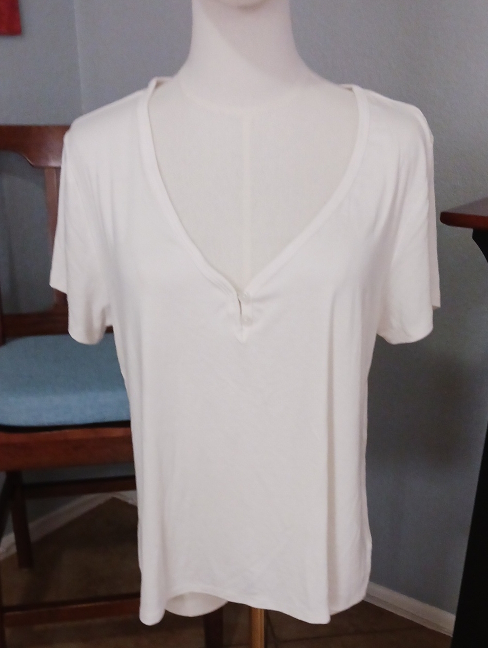 NEW!! Universal Thread Cream V-Neck Short Sleeve Top